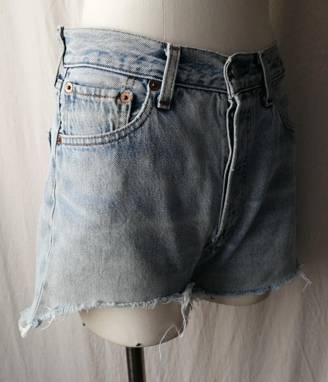 Lichte blauwe spijkerbroek met used effect en franjes "Levi's" 501 – photo 3